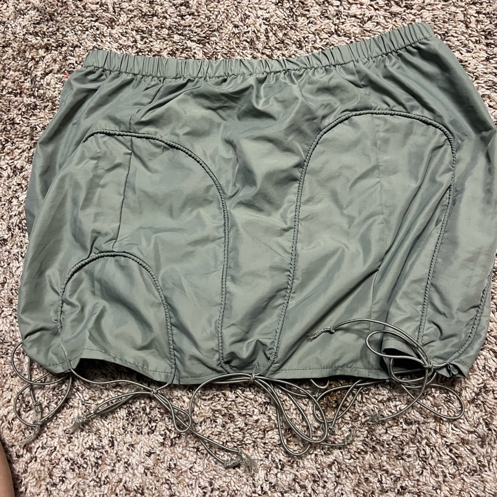 Tie up skirt to shorten or lengthen